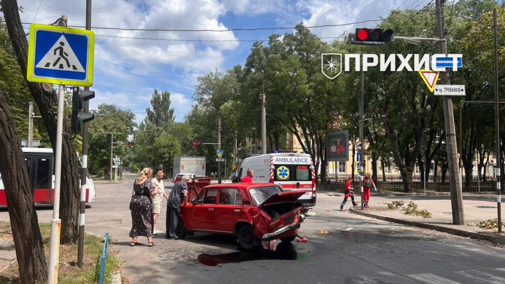 У Нікополі на перехресті зіткнулися ВАЗ та Tesla | Прихист 