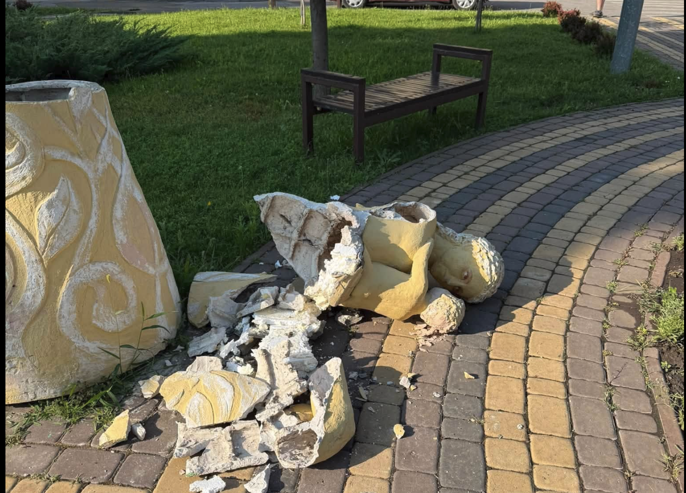 Біля Нікопольської дитячої лікарні невідомі пошкодили скульптуру матері з дитиною | Прихист Біля Нікопольської дитячої лікарні невідомі пошкодили скульптуру матері з дитиною | Прихист