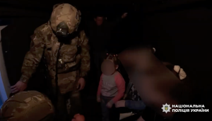 «Я боюся дронів»: поліцейські «Білого янгола» евакуювали з Нікополя родину з трьома дітьми | Прихист «Я боюся дронів»: поліцейські «Білого янгола» евакуювали з Нікополя родину з трьома дітьми | Прихист