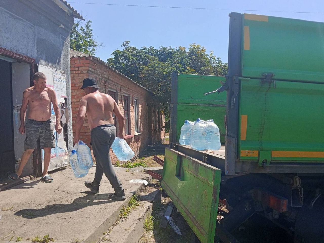 Нікопольська РВА забезпечує громади району питною водою після зупинки магістрального водогону | Прихист 