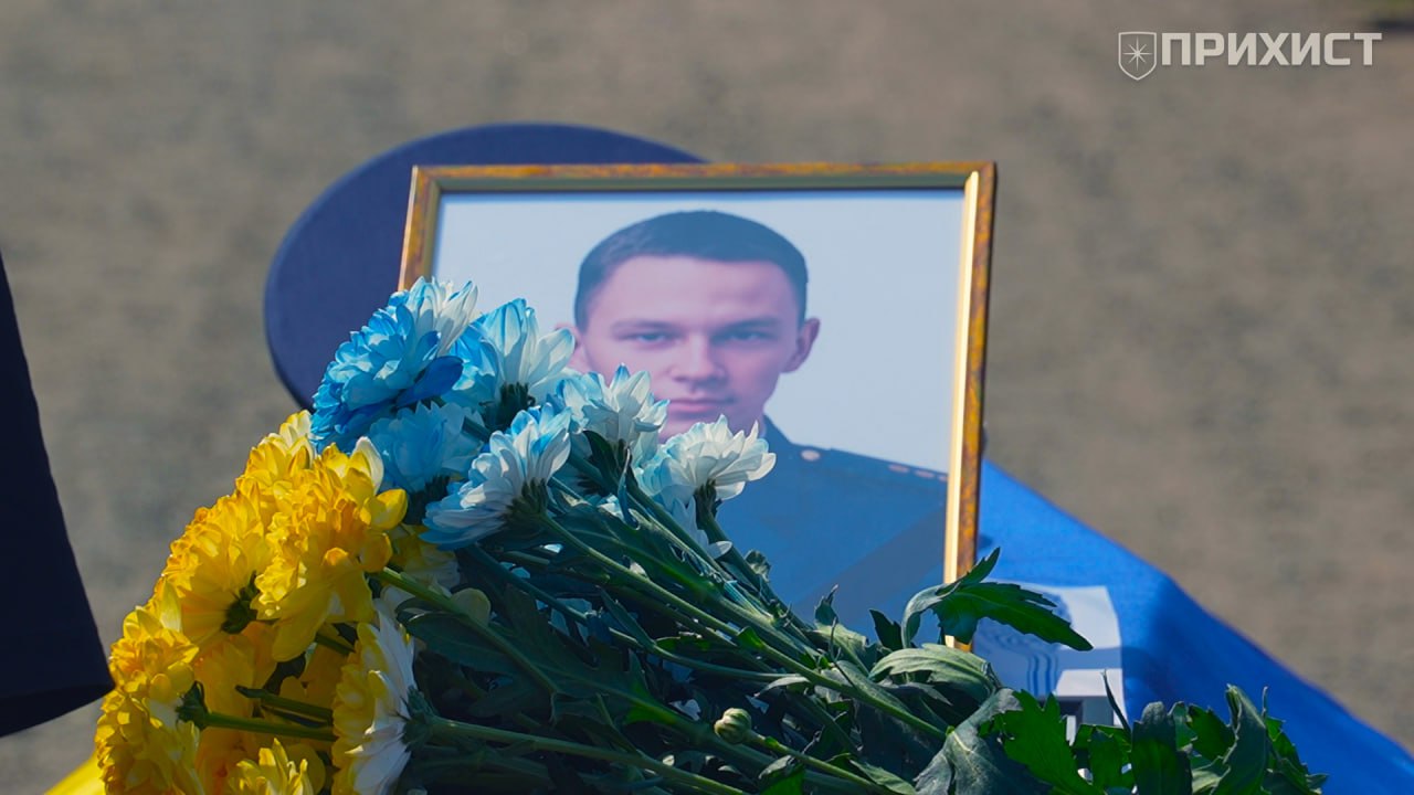 Рік тому під час російського обстрілу Нікополя загинув рятувальник Данило Хижняк | Прихист Рік тому під час російського обстрілу Нікополя загинув рятувальник Данило Хижняк | Прихист