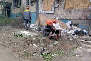 У Нікополі комунальники ремонтують дороги, прибирають території та усувають наслідки обстрілів | Прихист У Нікополі комунальники ремонтують дороги, прибирають території та усувають наслідки обстрілів | Прихист