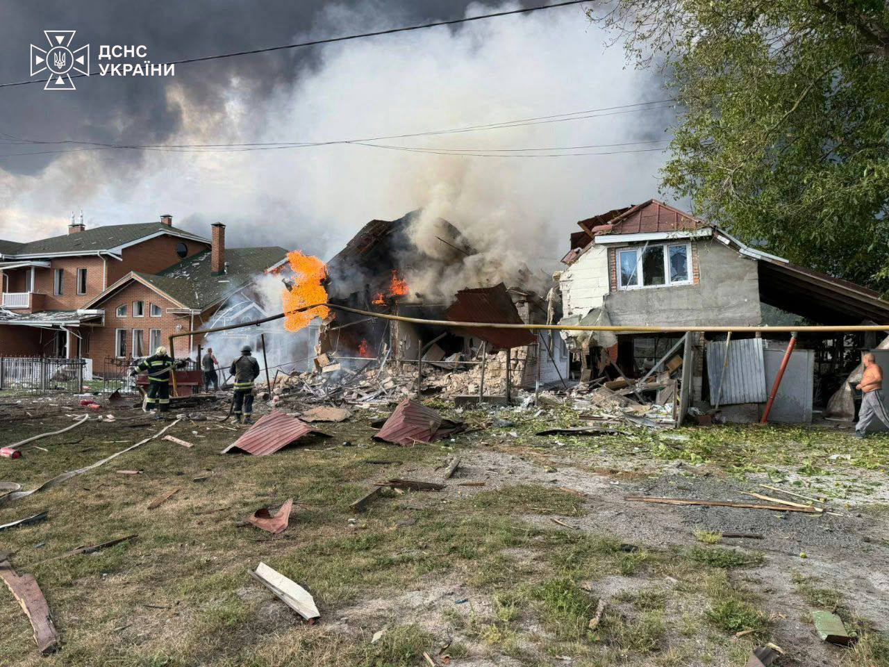 росія атакувала низку регіонів України дронами та балістикою: є постраждалі | Прихист росія атакувала низку регіонів України дронами та балістикою: є постраждалі | Прихист