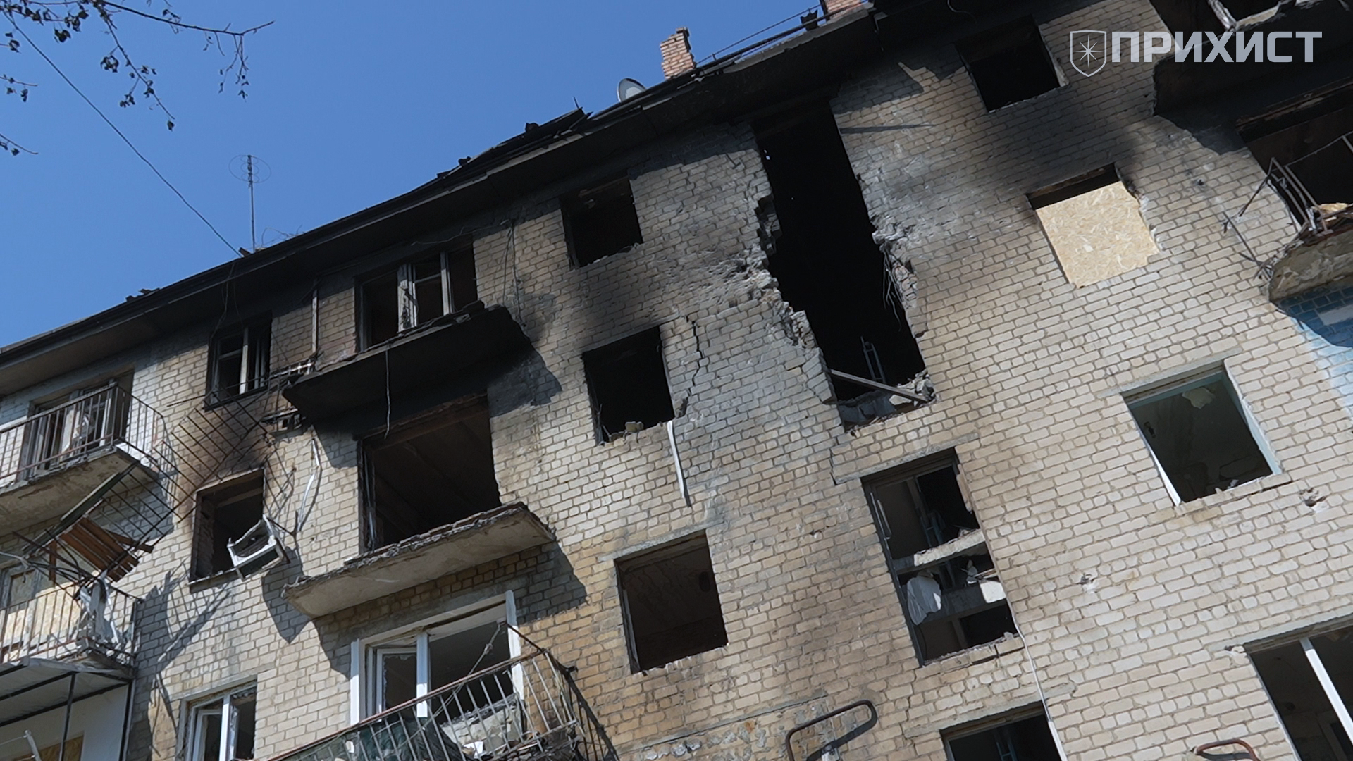 Тут більше немає життя: свідчення жителів багатоповерхівки у Марганці, по якій влучили «Шахедами» | Прихист Тут більше немає життя: свідчення жителів багатоповерхівки у Марганці, по якій влучили «Шахедами» | Прихист
