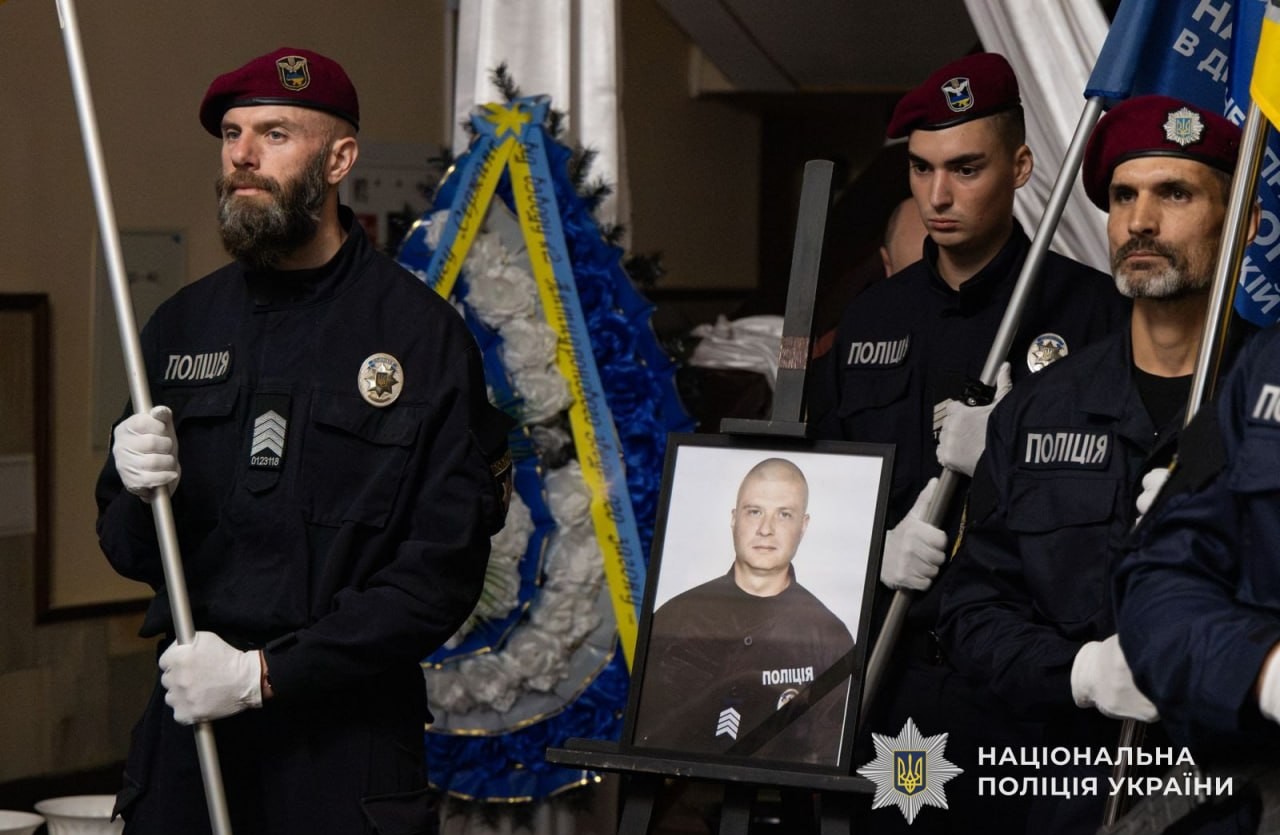Загинув під час служби на Нікопольщині: поліцейського Артема Кучера провели в останню путь колеги та рідні | Прихист 