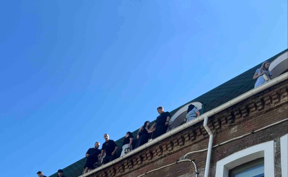 У Дніпрі правоохоронці накрили шахрайський кол-центр: люди намагалися втекти через вікна | Прихист 