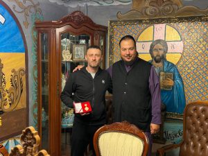 У Нікополі воїна Артема Васильєва, який понад чотири роки перебував у російському полоні, нагородили Хрестом Свободи | Прихист 