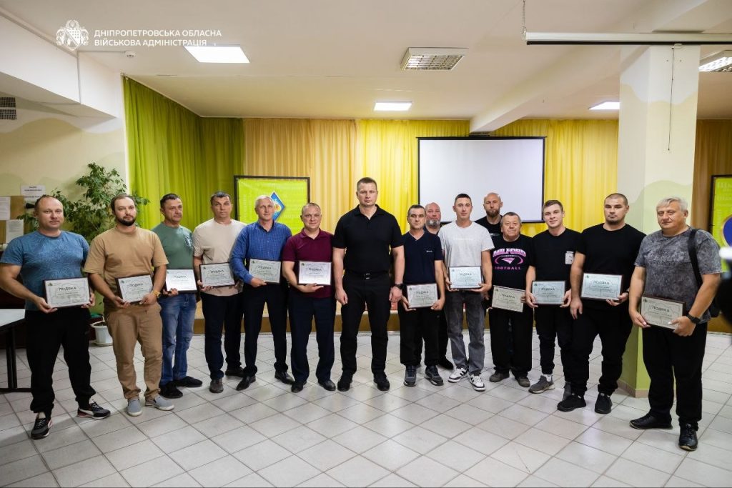 У Кам’янському відзначили комунальників, які відновлювали водопостачання на Нікопольщині | Прихист 