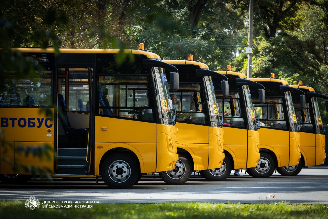 На Дніпропетровщині громадам передали ще п’ять нових шкільних автобусів | Прихист На Дніпропетровщині громадам передали ще п’ять нових шкільних автобусів | Прихист