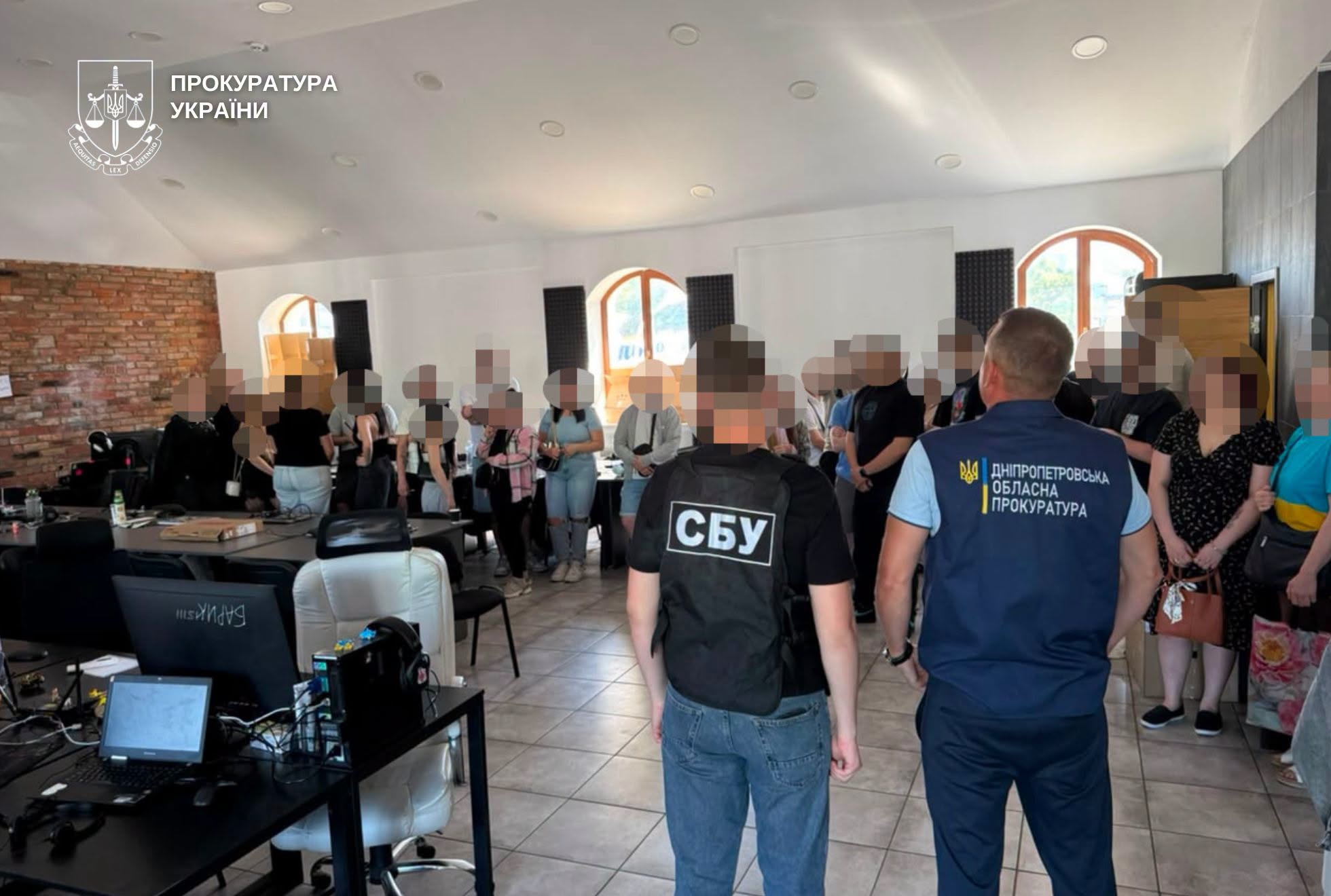 У Дніпрі викрили шахрайські call-центри: під час обшуків вилучили техніку, Starlink, криптогаманці та зброю | Прихист 