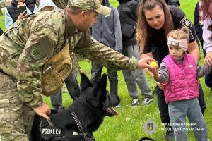 Дворічна дівчинка з Нікопольщини мріє стати поліцейською: правоохоронці влаштували для неї особливу зустріч | Прихист Дворічна дівчинка з Нікопольщини мріє стати поліцейською: правоохоронці влаштували для неї особливу зустріч | Прихист
